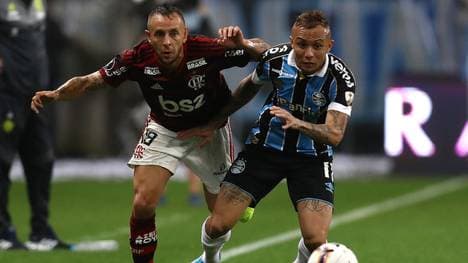 Rafinha (l.) holte mit CR Flamengo im Halbfinal-Hinspiel der Copa Libertadores ein Unentschieden gegen Gremio Porto Alegre