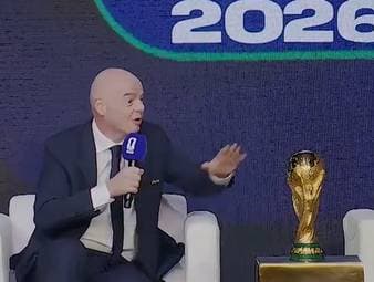 Weltmeistertrainer Lionel Scaloni wurde im Rahmen einer FIFA-Zeremonie fälschlicherweise nicht gestattet, den WM-Pokal ohne Handschuhe zu überreichen. Präsident Gianni Infantino entschuldigte sich nun für den Vorfall.