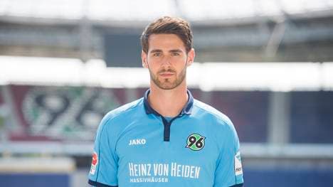 Samuel Sahin-Radlinger steht bei Hannover 96 im Tor