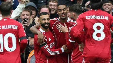 Die Reds bejubeln das Führungstor von Gravenberch