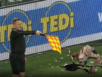 Die vielen Regeln des Abseits lassen selbst den VAR manchmal durcheinander bringen. Nehmen sie dem Spaß am Fußball weg? 