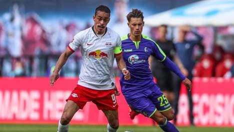 Auch RB Leipzig (l. Yussuf Poulsen) war schon an Freiburgs Robin Koch interessiert