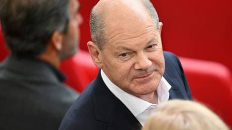 Scholz auf der Tribüne in Stuttgart