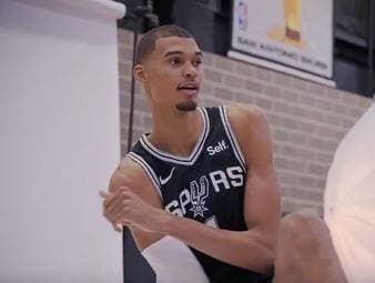 Drei Jahre nach seinem NBA-Debüt steht Victor Wembanyama mit den San Antonio Spurs in den Finals. Gegen die New York Knicks greift das Jahrhunderttalent nun nach der ersehnten Meisterschaft.