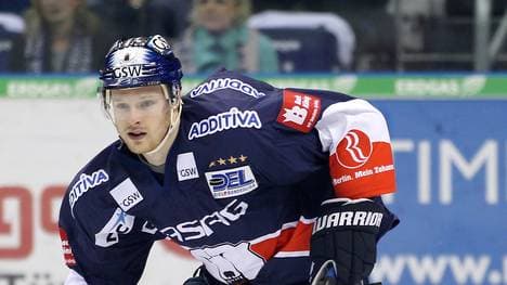 Eisbaeren Berlin v Hamburg Freezers - DEL