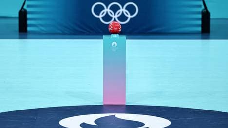 Ein Handball vor den Olympischen Ringen in Paris