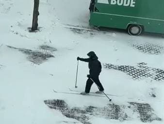 Wegen der Wetterbedingungen musste das Spiel Werder Bremen gegen die TSG Hoffenheim abgesagt werden. Bremen nimmt die Absage mit Humor und nutzt die freie Zeit für Wintersport.