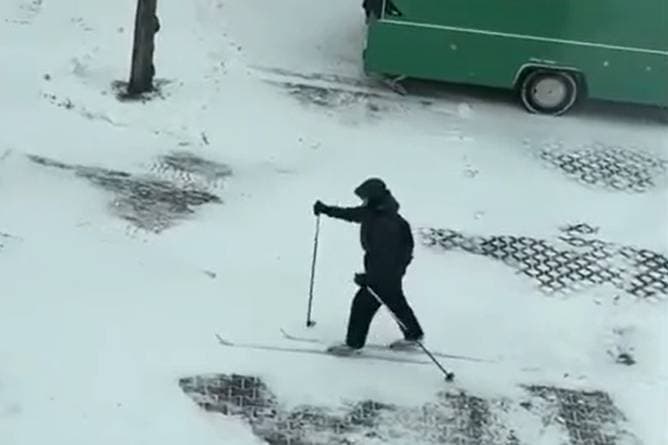 Nach Spielabsage: Am Bremer Stadion wird Ski gefahren
