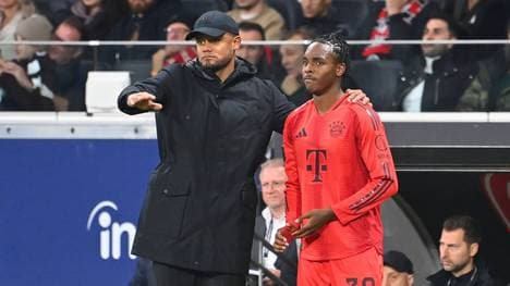Trainer Vincent KOMPANY (Bayern Muenchen) mit Mathys TEL (FCB) vor Einwechslung. Gestik,gibt Anweisungen. Fussball 1. Bundesliga Saison 2024 2025, 6.Spieltag, Spieltag06 Eintracht Frankfurt - FC Bayern Muenchen 3-3 am 06.10.2024, DEUTSCHE BANK PARK *** Coach Vincent KOMPANY Bayern Muenchen with Mathys TEL FCB before substitution gestures,gives instructions Football 1 Bundesliga Season 2024 2025, 6 Matchday, Matchday06 Eintracht Frankfurt FC Bayern Muenchen 3 3 on 06 10 2024, DEUTSCHE BANK PARK
