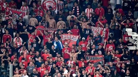 Anhänger von Olympiakos Piräus benahmen sich daneben