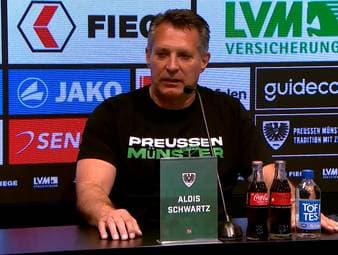 Preußen Münster kommt gegen den SV Darmstadt 98 nicht über ein Remis hinaus und steht damit als Absteiger in die 3. Liga fest. Im Anschluss an die Partie äußert sich Cheftrainer Alois Schwartz zum enttäuschenden Ergebnis. Kurios: Auf der Pressekonferenz möchte kein Reporter eine Frage stellen.