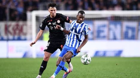 Pape Meissa Ba (r.) steht vor einem Wechsel zu Schalke 04