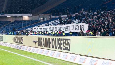 Ordner stellten sich vor eine Botschaft der Fans von Hannover 96