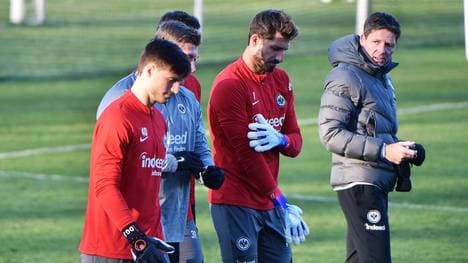 Eintracht Frankfurt hofft, dass Kevin Trapp (2.v.r.) noch länger den Adler auf der Brust trägt