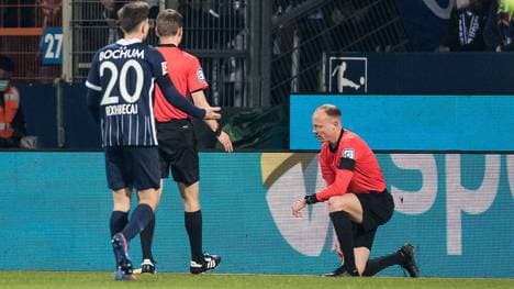 Linienrichter Christian Gittelmann wurde beim Spiel Bochum gegen Gladbach von einem Becher am Kopf getroffen