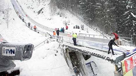 Jetzt also der Kulm. 250 Meter und mehr sollen möglich sein. Wenn nicht der Weltrekord, dann ist doch vielleicht der deutsche Rekord in Gefahr. Der liegt bei 231 Meter, gehalten von Michael Neumayer. Er ist auch am Wochenende mit dabei - bei der vielleicht nächsten großen Flugshow