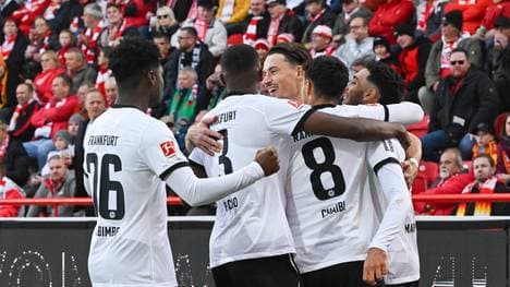 Eric Junior Dina Ebimbe, Willian Pacho, Fares Chaibi, Robin Koch und Omar Marmoush (v.l.n.r.) bejubeln das 1:0 gegen Union Berlin
