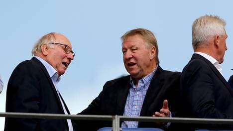 Horst Hrubesch (mitte) diskutiert mit HSV-Legende Uew Seeler