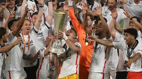Rafael Borré (mit Pokal) gewinnt 2022 mit Eintracht Frankfurt die Europa League