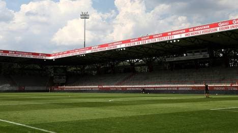 Union-Fans feiern am Stadion