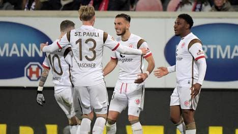 St. Pauli feiert den Treffer von Marcel Hartel