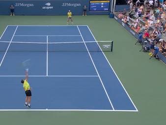 In der Erstrundenpartie zwischen Jan-Lennard Struff und Ugo Carabelli kommt es zu einer kuriosen Szene. Ein völlig misslungener Aufschlag des Argentiniers fliegt gefährlich in Richtung Zuschauer und sorgt für Aufsehen.