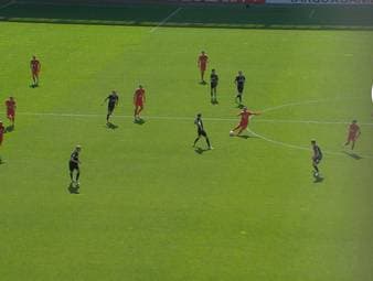 Der SC Freiburg hat mit 2:1 in Kaiserslautern gewonnen. Die zunächst in Rückstand geratenen Breisgauer drehten durch einen schönen Freistoß von Ritsu Doan das Spiel in der Verlängerung.