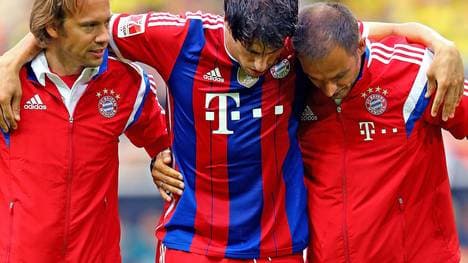 Javi Martinez zieht sich im Supercup gegen Borussia Dortmund einen Kreuzbandriss zu und wird von Betreuern des FC Bayern München vom Platz geführt