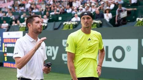 Schiedsrichter Renaud Lichtenstein (l.) und Alexander Zverev warteten nach dem Zwischenfall auf dem Rasen