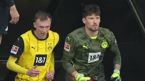 Gregor Kobel (r.) steht gegen Wolfsburg in der Startelf