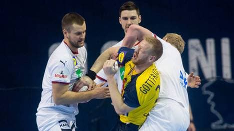 Eine Szene um Fabian Böhm (l.) und Jim Gottfridsson (Mitte) sorgte für Aufregung in Schweden