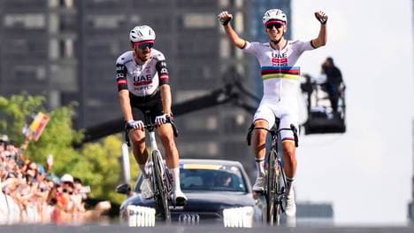 Tadej Pogacar (r.) überließ Brandon McNulty den Sieg
