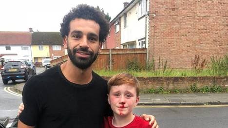 Mo Salah posierte mit Louis Fowler für ein Foto
