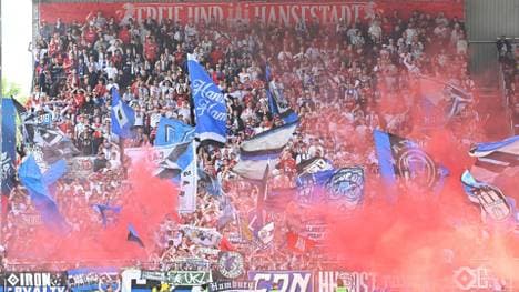 Fans des Hamburger SV zünden Pyrotechnik