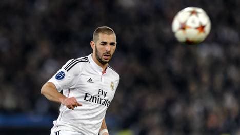 Karim Benzema von Real Madrid schaut dem Ball hinterher