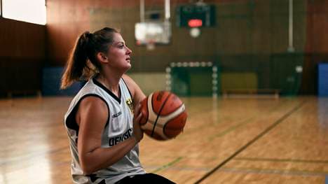 Die 28-jährige Münchnerin spielt aufgrund eines Knieschadens vom Rollstuhl aus Basketball
