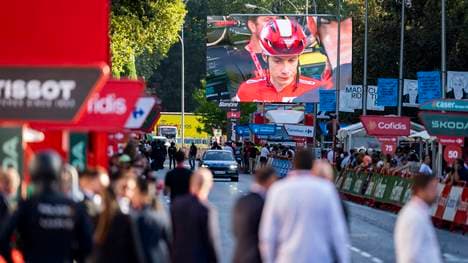 La Vuelta - 80th Tour of Spain 2025 - Stage 21 The image of Jonas Vingegaard of Denmark and Team Visma Lease a Bike is seen on video on the finish line of the suspended cycling race during the La Vuelta - 80th Tour of Spain 2025, Stage 21 a 111,6km stage from Alalpardo to Madrid on September 14, 2025 in Madrid, Spain. Madrid Madrid Spain Copyright: xAlbertoxGardinx AGardin_20250914_Cycling_Vuelta_Stage21_0402