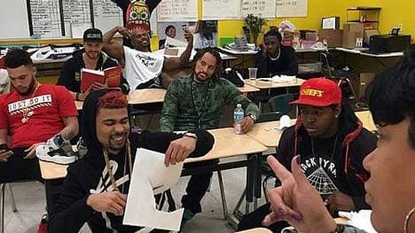 Back to School! Jermaine Jones mimt den genervten Schüler.