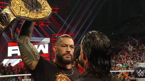 Roman Reigns (l.) trifft beim WWE SummerSlam auf Seth Rollins