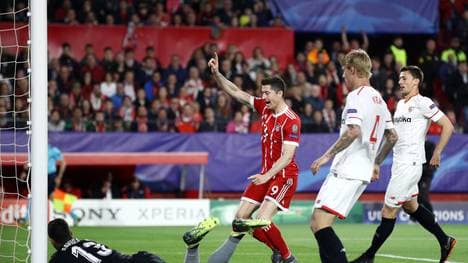 Robert Lewandowski (M.) traf in Sevilla ausnahmsweise nicht - durfte aber trotzdem jubeln