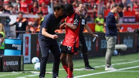 Neben Cheftrainer Xabi Alonso (l.) könnte Leverkusen offenbar auch Jeremie Frimpong verlieren