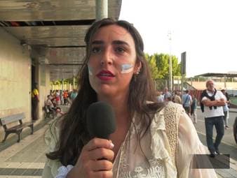 Der spanische Verbandspräsident Luis Rubiales wird für 90 Tage von der Fifa suspendiert. Fußballfans in Spanien sind vom Verhalten des 46-Jährigen schockiert und hoffen, dass er zurücktritt.