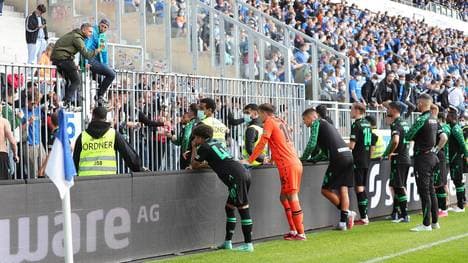 Das Team von Hannover 96 im Austausch mit enttäuschten Fans