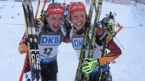 Laura Dahlmeier (l.) und Vanessa Hinz jubeln