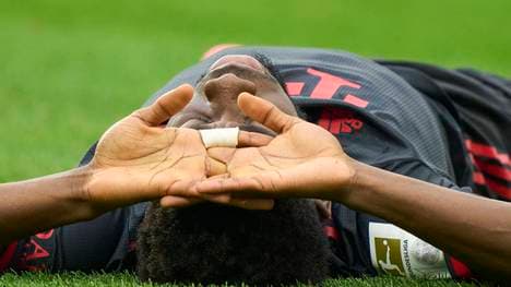 Alphonso DAVIES, FCB 19 injury in the match FSV MAINZ 05 - FC BAYERN MUENCHEN 1.German Football League on Apr 22, 2023 in Mainz, Germany. Season 2022 2023, matchday 29, 1.Bundesliga, FCB, MZ, München, 29.Spieltag.