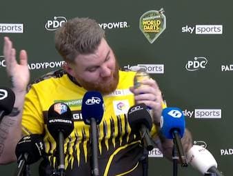 Scott Williams ist bekannt für obszöne Gesten und laute Aussagen. Auf der Pressekonferenz nach seinem Erstrunenmatch macht er seinem Ruf alle Ehre. 