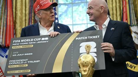 Infantino (r.) schenkte Trump symbolisch ein Finalticket