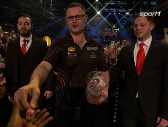 Clemens-Gegner Damon Heta überraschte beim German Darts Grand Prix mit einem kuriosen Walk-On. Er verteilte auf dem Weg zur Bühne Lollis an die feiernden Zuschauer!