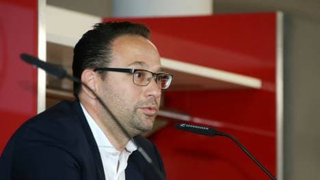 Kaufmann auf einer Pressekonferenz vom VfB Stuttgart