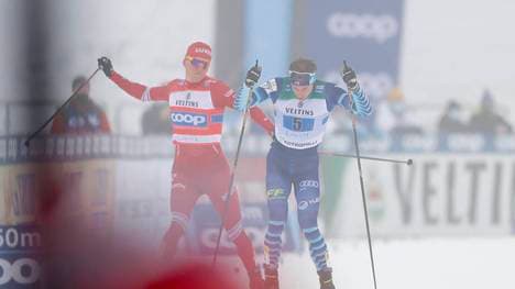 Alexander Bolshunov (l.) verlor die Beherrschung und schlug mit dem Stock nach dem Finnen Joni Mäki